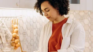 Mujer preparando comida saludable en su cocina